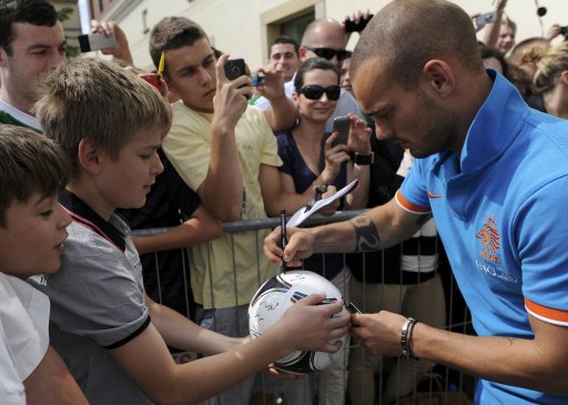 Netherlands' soccer player Sneijdergave signs autographs to the fans in front of Sheraton Hotel in Krakow