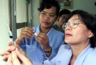 Médicas tailandesas trabalham em vacina contra a Aids, em março de 1999