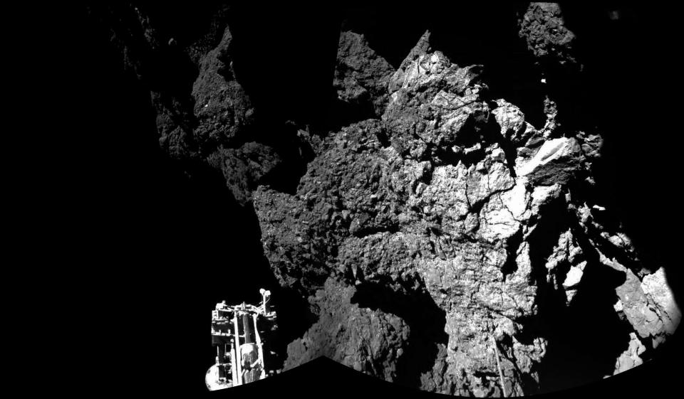 La foto combinazione di diverse immagini scattate con il sistema di telecamere CIVA rilasciato dalla ESA, l'Agenzia Spaziale Europea il Giovedi 13 Novembre 2014 ...