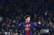 El argentino Lionel Messi festeja uno de sus goles con el Barcelona en el partido frente al Athletic de Bilbao, el sábado 1 de diciembre de 2012. Messi se mantuvo al frente en la encuesta semanal de la AP, de los mejores futbolistas (AP Foto/Manu Fernández)