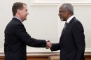 Dmitry Medvedev (L) shakes hands with Kofi Annan during their meeting in Moscow