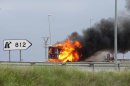 Bomberos emplean nueve horas en extinguir el incendio de un camión en Cartagena (Murcia) cargado con artículos de regalo