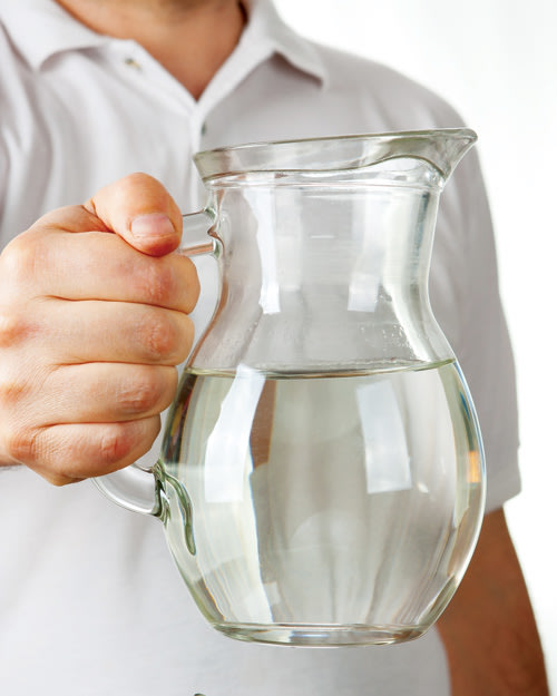 Uống đủ lượng nước cần thiết mỗi ngày để giúp thận hoạt động tốt - d