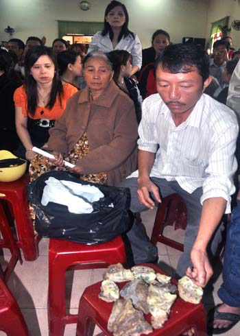 Bới đống tro tàn chợ Quảng Ngãi để tìm vàng B_i___ng_tro_t_n_ch_-066f53aa0e8ef9993d3ab25dced2f0ee