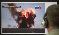 Homem acompanha a explosão da tela do computador, em Moscou