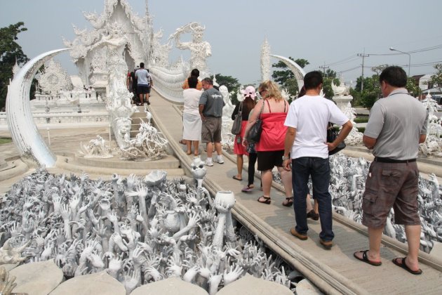 Tất cả những hình điêu khắc bên dưới và hai bên cây cầu tượng trưng cho địa ngục, dẫn tới chính điện tượng trưng cho thiên đàng.