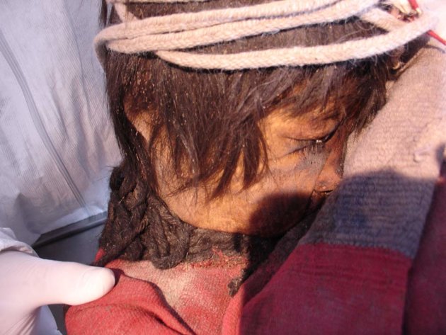 Mumi 'Perawan' Inca Menderita Infeksi Paru Sebelum Dikorbankan Inca-mummy-lightning-jpg_193939