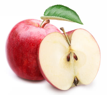 التفاح: يحتوى على مضادات أكسدة التى تعمل على الحماية من الإصابة بمرض السكر والربو والتفاح ينظف الأسنان وهام جدا للقلب وينصح الخبراء عدم تقشير التفاح حيث تتركز الفيتامينات فى قشر التفاح.