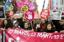 Manifestación celebrada en 2010 en Turquía, con motivo del aniversario de la asonada que acabó con el Gobierno del islamista Necmettin Erbakan en 1997. EFE/Archivo