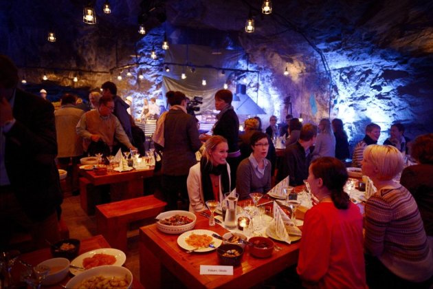 مطعم مورو بوب داون في فنلندا ويقع عند 80 متر تحت سطح الأرض داخل محجر للحجر الجيري وتبلغ قيمة الوجبة فيه 160 دولار شاملة الانتقال من السطح إلى القاع والمشروبات.