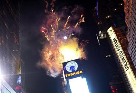 Fireworks explode over Times Square as the crystal ball is hoisted before New Year celebrations in New York December 31, 2012. REUTERS/Joshua Lott