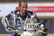 El piloto francés Sebastien Coue al volante de su moto Yamaha el sábado 31 de diciembre de 2011 durante la largada simbólica del Rally Dakar Sudamérica. Coue se encuentra en cuidados intensivos en un hospital de la provincia de Mendoza, Argentina. (AP Foto/Christian Heit)