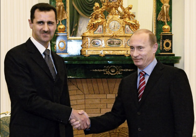 Foto del martes 19 de diciembre del 2006 del presidente ruso entonces Vladimir Putin, derecha, y el sirio Bashar en el Kremlin de Moscú. Rusia respalda al régimen de 
Assad, al que da armas y protege 