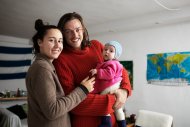 "Wir fühlen uns reich": Raphael Fellmer, 28, mit seiner Freundin Nieves, 27, und der vier Monate alten Tochter Alma Lucia