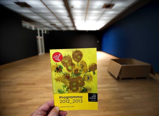 Una copia del programa 2012-2013 del museo Van Gogh, en Ámsterdam, Holanda, hoy, martes 2 de abril de 2013. Después de siete meses de reformas, el museo volverá a abrir sus puertas el 2 de mayo. EFEDos trabajadores montan las salas de exposición para la próxima muestra que acogerá el museo Van Gogh en Ámsterdam, Holanda, hoy, martes 2 de abril de 2013.EFE