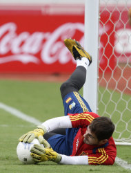 El arquero español Iker Casillas ataja un balón durante un entrenamiento en San José, Costa Rica, el lunes 14 de noviembre del 2011. Casillas impuso el miércoles 15 un récord con su partido 127 con la selección española (AP Foto/Arnulfo Franco).