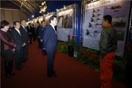 馬英九總統16日參觀空軍443聯隊精心布置「翔展專案」文宣走廊，透過專人導覽，了解飛行員為換裝任務的辛勞付出。（軍聞社記者林宜慶攝）