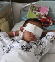Un enfant a ses yeux arrachés Guo-bin-un-petit-chinois-age-de-6-ans-s-est-fait-arracher-les-yeux-des-medecins-pensent-pouvoir-restaurer-une-partie-de-sa-vue_62190_w250