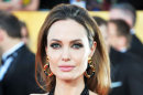 Angelina Jolie Tunjukkan Tatonya di SAG Awards