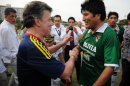 Los presidentes de Colombia, Juan Manuel Santos (I), y de Bolivia, Evo Morales (D), se saludan tras finalizar el partido amistoso que disputaron este viernes en Cartagena (Colombia)