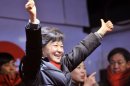 A candidata conservadora nas presidenciais sul-americanas Park Geun-Hye (C) acena em Seul em 18 de dezembro