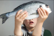 魚類的營養價值十分豐富，研究證實孩童在1歲前多吃魚，還可降低過敏機率。（圖片／取材自英國《每日郵報》）