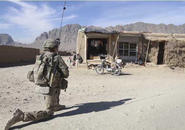 Un soldado estadounidense pone una rodilla en tierra durante un patrullaje en Kandahar, al sur de Kabul, Afganistán, el sábado 7 de enero de 2012. Una comisión investigadora afgana acusó el sábado a l