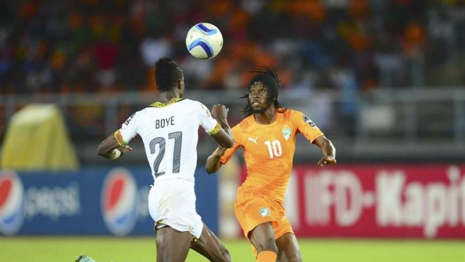 15BDGB. Bata (Equatorial Guinea), 08/02/2015.- Kwesi Appiah of Ghana (L) and Gervinho of Ivory Coast (R) during the 2015 Africa Cup of Nations final soccer match between Ivory Coast and Ghana at the Bata Stadium in Bata, Equatorial Guinea, 08 February 2015. (República Guinea, Irlanda) EFE/EPA/BARRY ALDWORTH UK AND IRELAND OUT