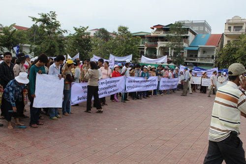 Hàng vạn người biểu tình phản đối cáo buộc trắng trợn về VN ở nhà tù Tuol Sleng Campuchia7-20130609-044053-444