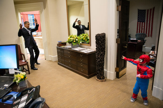 أوباما يلعب دور الشرير أمام سبايدر مان الذي يلعب دوره أحد أبناء العاملين في البيت الأبيض والذي اصطحبه والده إلى العمل