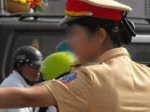 Nữ cảnh sát giao thông bị sàm sỡ giữa phố