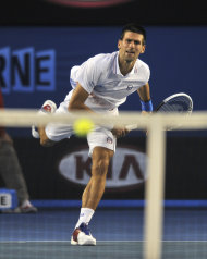 El serbio Novak Djokovic durante su partido contra el español David Ferrer en los cuartos de final del Abierto de Australia, el miércoles 25 de enero de 2012. (AP Foto/Paul Crock, Pool)