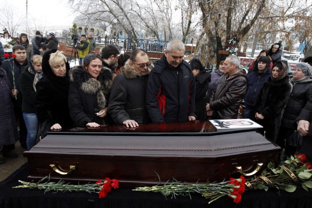 Relatives gather around the coffin of a victim of an explosion at a funeral in Volgograd December 31, 2013. Police detained dozens of people on Tuesday in sweeps through the Russian city of Volgograd after two deadly attacks in less than 24 hours that raised security fears ahead of the Winter Olympics. REUTERS/Vasily Fedosenko (RUSSIA - Tags: CIVIL UNREST CRIME LAW TRANSPORT)