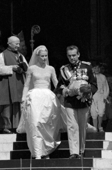 رينييه أمير موناكو وجريس كيلي يأتي حفل زفاف أمير موناكو على جريس كيلي في ابريل 1956 على رأس حفلات الزفاف الأسطورية، فنجمة هوليود التي تمنت وهي طفلة أن تصبح أميرة في يوم من الأيام تحققت أمنيتها مع أمير