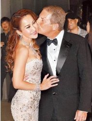 Coco（左）昨晚舉行婚禮後與老公Bruce出面受訪，他開心親吻新娘，她笑得甜蜜。陳明中香港傳真