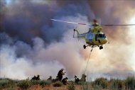 Un helicóptero trabaja en las labores de extinción de un incendio forestal declarado en el Parque Natural de Las Batuecas, dentro del término municipal de Serradilla del Llano (Salamanca), la pasada semana. EFE/Archivo