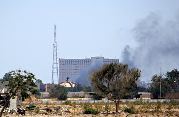 Fumaça surge no complexo de Bab al-Aziziya, nesta terça-feira (23).