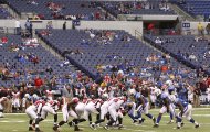 Una escasa concurrencia observa los últimos minutos del partido entre los Colts y los Falcons en Indianápolis el domingo 6 de noviembre de 2011. (AP Foto/Michael Conroy)