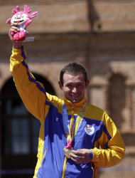 El colombiano Héctor Leonardo Páez festeja en el podio, tras ganar el oro en el ciclomontañismo, el sábado 15 de octubre del 2011, en los Juegos Panamericanos. La competición se llevó a cabo en Tapalpa, México (AP Foto/Jorge Sáenz)