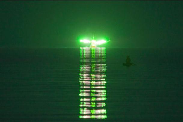 ¿Qué son esas extrañas luces en mitad de la nada? Miles-de-embarcaciones-con-potentes-faros-para-capturar-pota-argentina