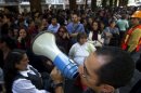 Cientos de personas aguardan las instrucciones de Protección Civil mexicana tras el sismo de este miércoles en la capital