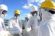 Funcionários da Tepco inspecionam a central nuclear no dia 13 de novembro