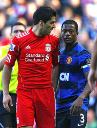 Momento em que Luis Suárez (e), do Liverpool, teria dito palavras racistas ao francês Evra (d), do Manchester United (Foto: AP)