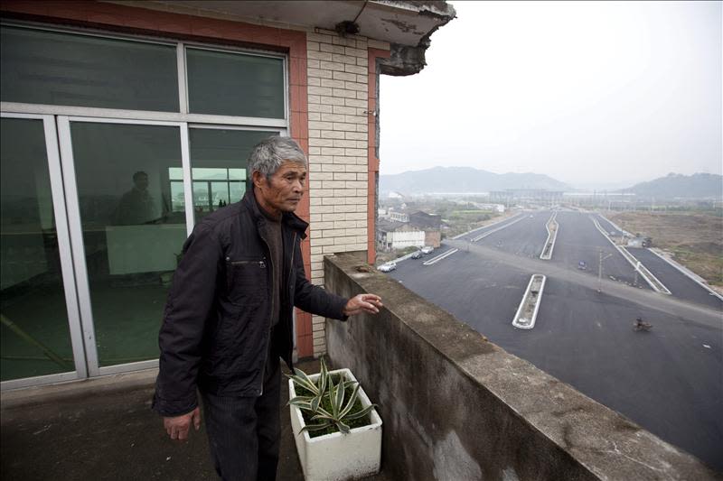  La casa que resiste en mitad de una carretera en China 4982669w
