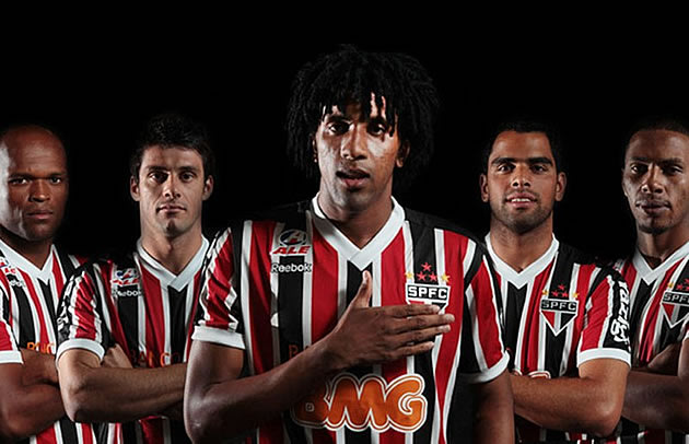 Edson Silva, Fabrício, Cortês, Maicon e Paulo Miranda, da esquerda para a direita, posam como reforços do São Paulo para 2012 (Foto: Divulgação/Site do São Paulo)