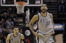 Tim Duncan (21) de los Spurs de San Antonio celebra tras anotar en el partido de la NBA ante los Clippers de Los Angeles el sábado de 4 de enero de 2014. (AP Foto/Eric Gay)