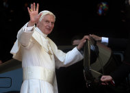 El papa Benedicto XVI saluda después de rezar ante la imagen de la Virgen de la Caridad del Cobre, el martes 27 de marzo de 2012, en Santiago de Cuba. (Foto AP/Esteban Félix, Pool)