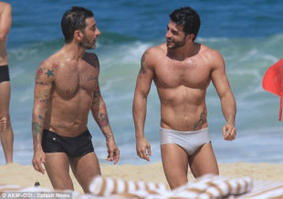 Marc Jacobs âu yếm người tình đồng tính trên bãi biển Marc_Jacobs__u_y_m_ng__i-d5e58215c504b440ccdaaae008d0cce5