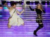 Madonna canta durante el espectáculo de medio tiempo del Super Bowl XLVI el domingo 5 de febrero de 2012, en Indianapolis. (Foto AP/Charlie Riedel)
