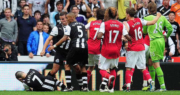 Joey Barton (caído) sente agressão após confusão com Gervinho, do Arsenal. Crédito: Getty Images